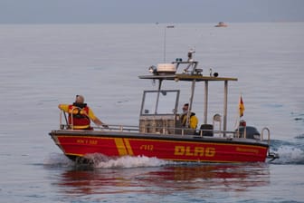 Ein Boot der Deutsche Lebens-Rettungs-Gesellschaft (DLRG) auf dem Wasser: Bei Bremen ist es zu einem tΓΆdlichen Unfall gekommen. Ein Boot der Deutsche Lebens-Rettungs-Gesellschaft (DLRG) auf dem Wasser: Bei Bremen ist es zu einem tΓΆdlichen Unfall gekommen.
