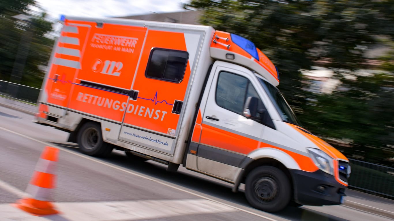 Ein Rettungswagen im Einsatz (Symbolbild): Der Mann zog sich schwerste Kopfverletzungen zu und starb noch an der Unfallstelle.