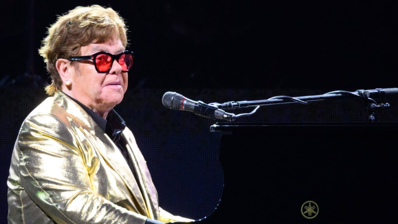 Elton John: Der Musiker hat mit gesundheitlichen Problemen zu kämpfen.