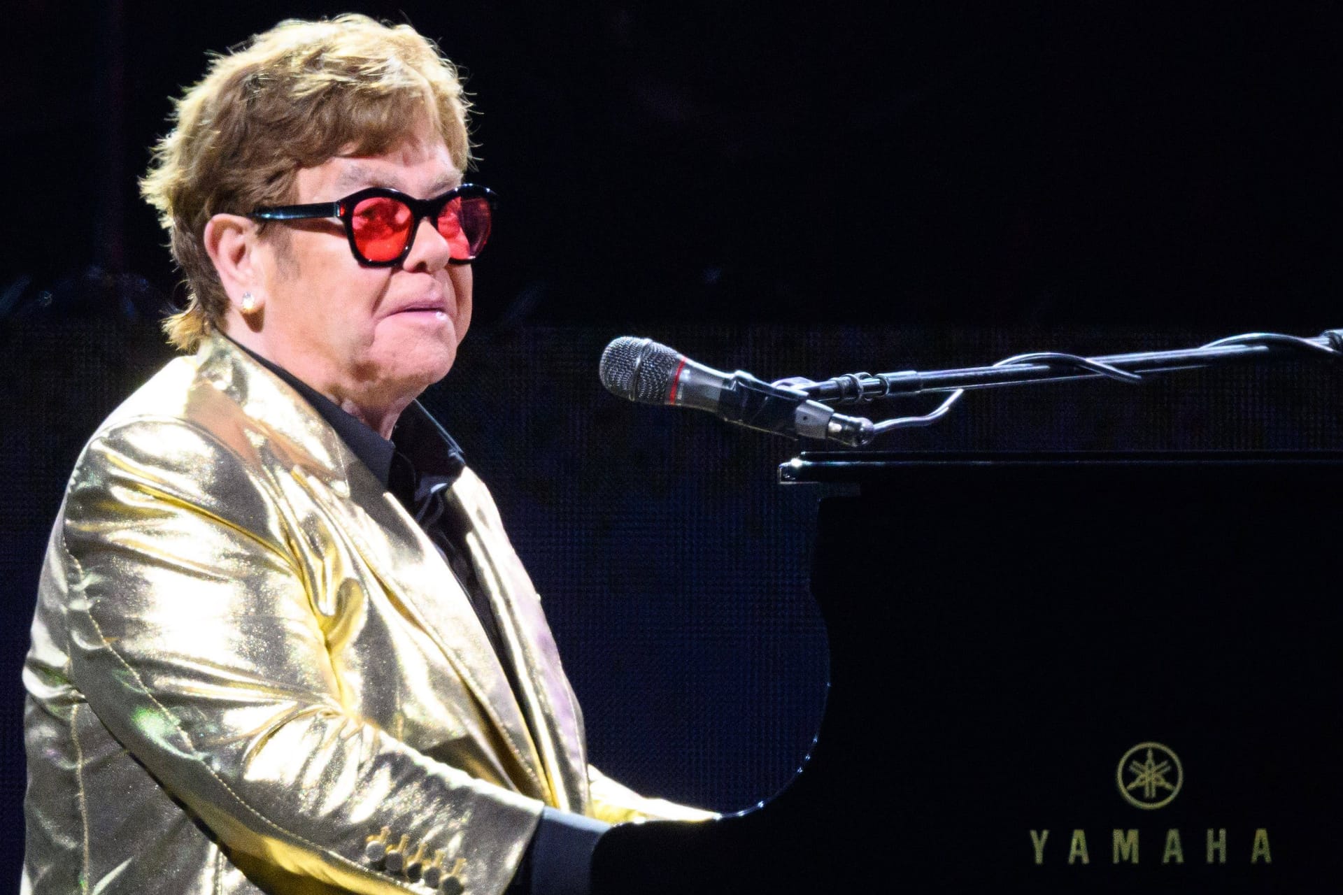 Elton John: Der Musiker hat mit gesundheitlichen Problemen zu kämpfen.