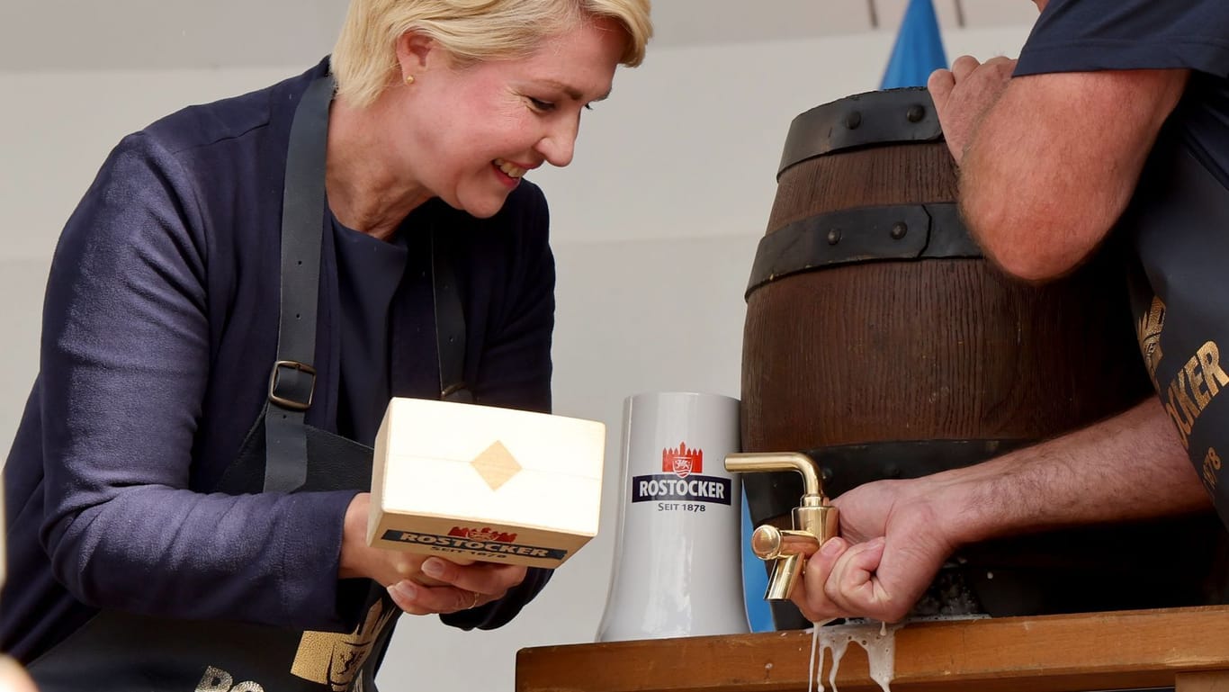 Warnemünde: Zur Eröffnung 32. Hanse Sail zapft Manuela Schwesig (SPD), Ministerpräsidentin von Mecklenburg-Vorpommern, ein Bierfass an, Holger Köpcke, Braumeister der Rostocker Brauerei, hilft ihr dabei.