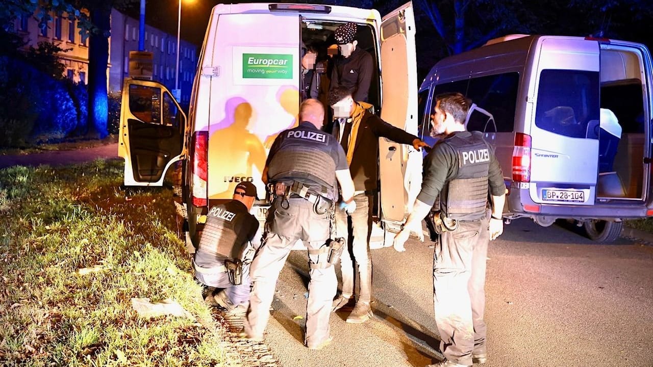 Als die Bundespolizei den Transporter öffnet, kommt den Beamten ein kleines Kind entgegen.