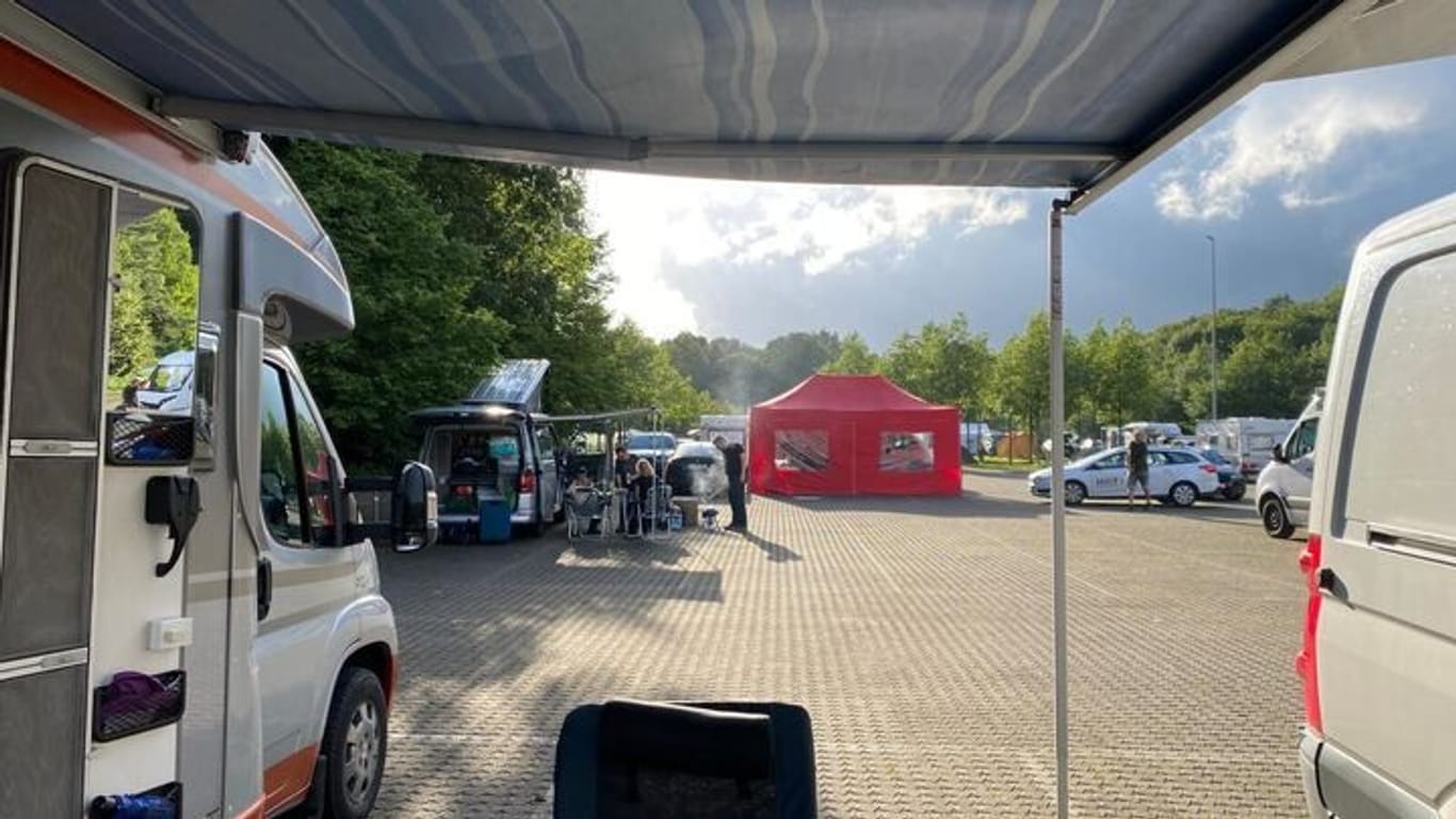 Der HSV-Parkplatz: Dort haben "Metalheads" ihre Wohnwagen abgestellt und Zelte aufgebaut.