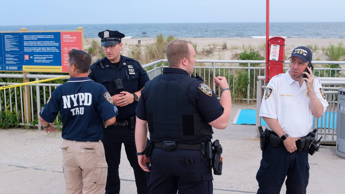Polizei am Strand: Nach dem Haiangriff wurde der Strand vorerst geschlossen.
