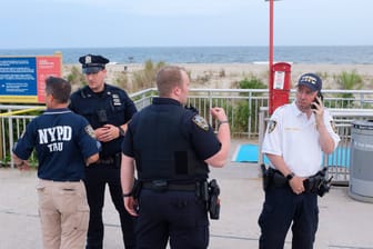 Polizei am Strand: Nach dem Haiangriff wurde der Strand vorerst geschlossen.