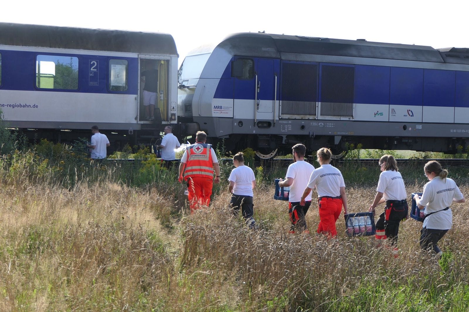 Aufgrund mehrerer dehydrierter Fahrgäste wurden die Freiwillige Feuerwehr aus Bad Lausick und der Rettungsdienst alarmiert.