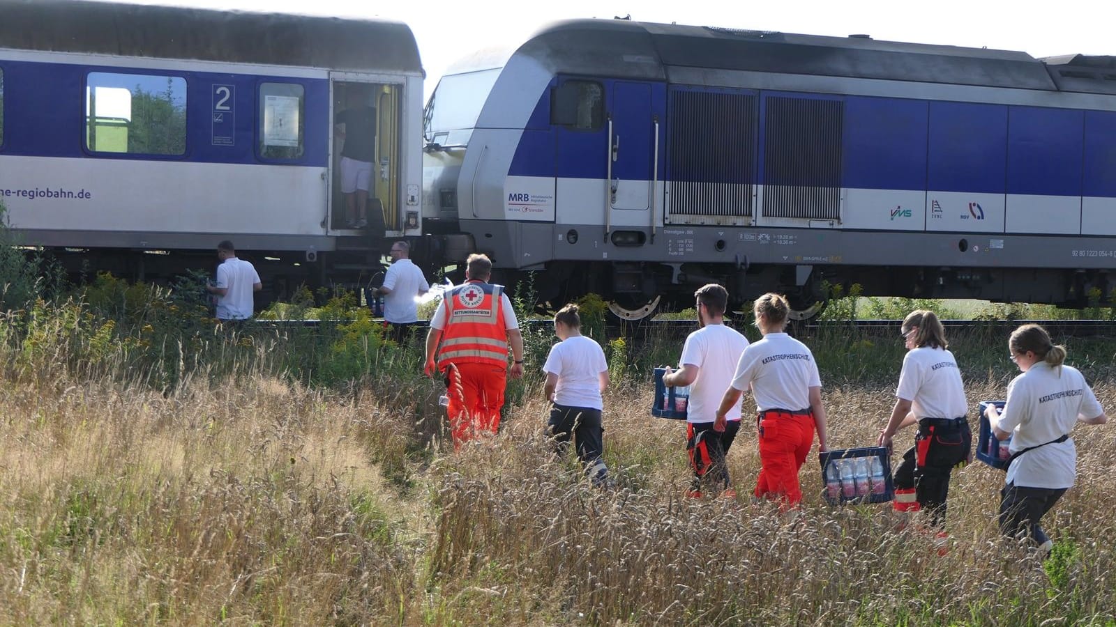 Aufgrund mehrerer dehydrierter Fahrgäste wurden die Freiwillige Feuerwehr aus Bad Lausick und der Rettungsdienst alarmiert.