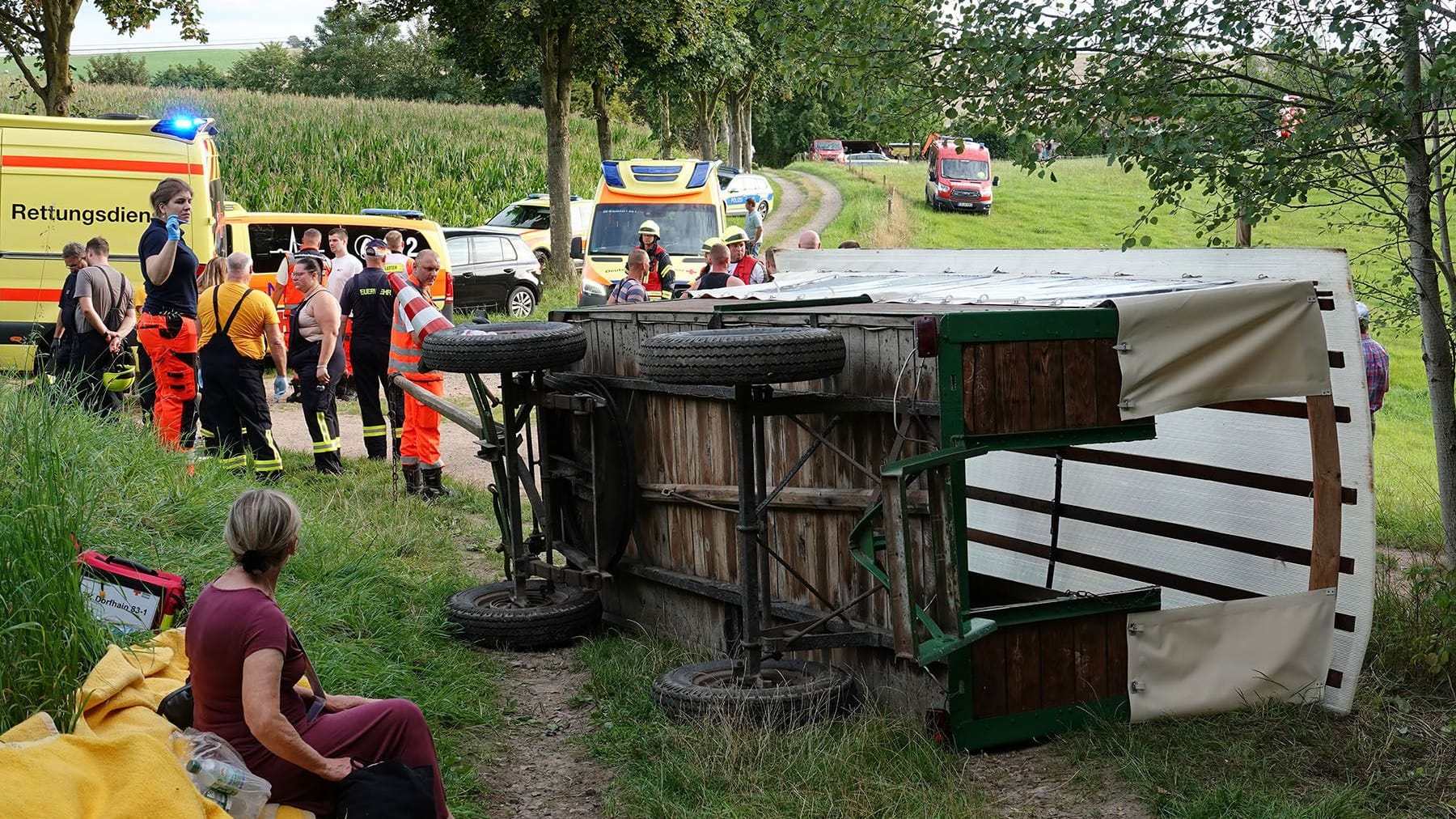 Unfallstelle in Klingenberg: Insgesamt waren über 50 Einsatzkräfte vor Ort. Unfallstelle in Klingenberg: Insgesamt waren über 50 Einsatzkräfte vor Ort.