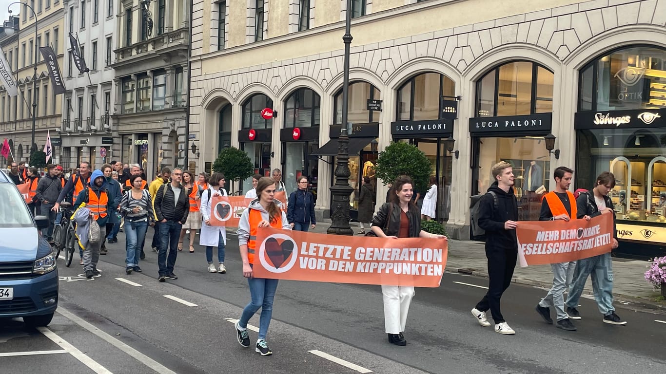 Die "Letzte Generation" in München: Erst mit Verspätung ziehen insgesamt 38 Klimaaktivisten vom Odeonsplatz Richtung Stachus.