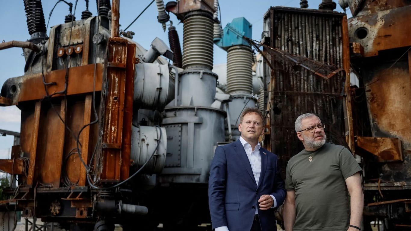 Der britische Minister für Energiesicherheit, Grant Shapps (l.), mit seinem ukrainischen Pendant, German Galuschchenko, beim Besuch einer von Russen zerstörten Industrieanlage.