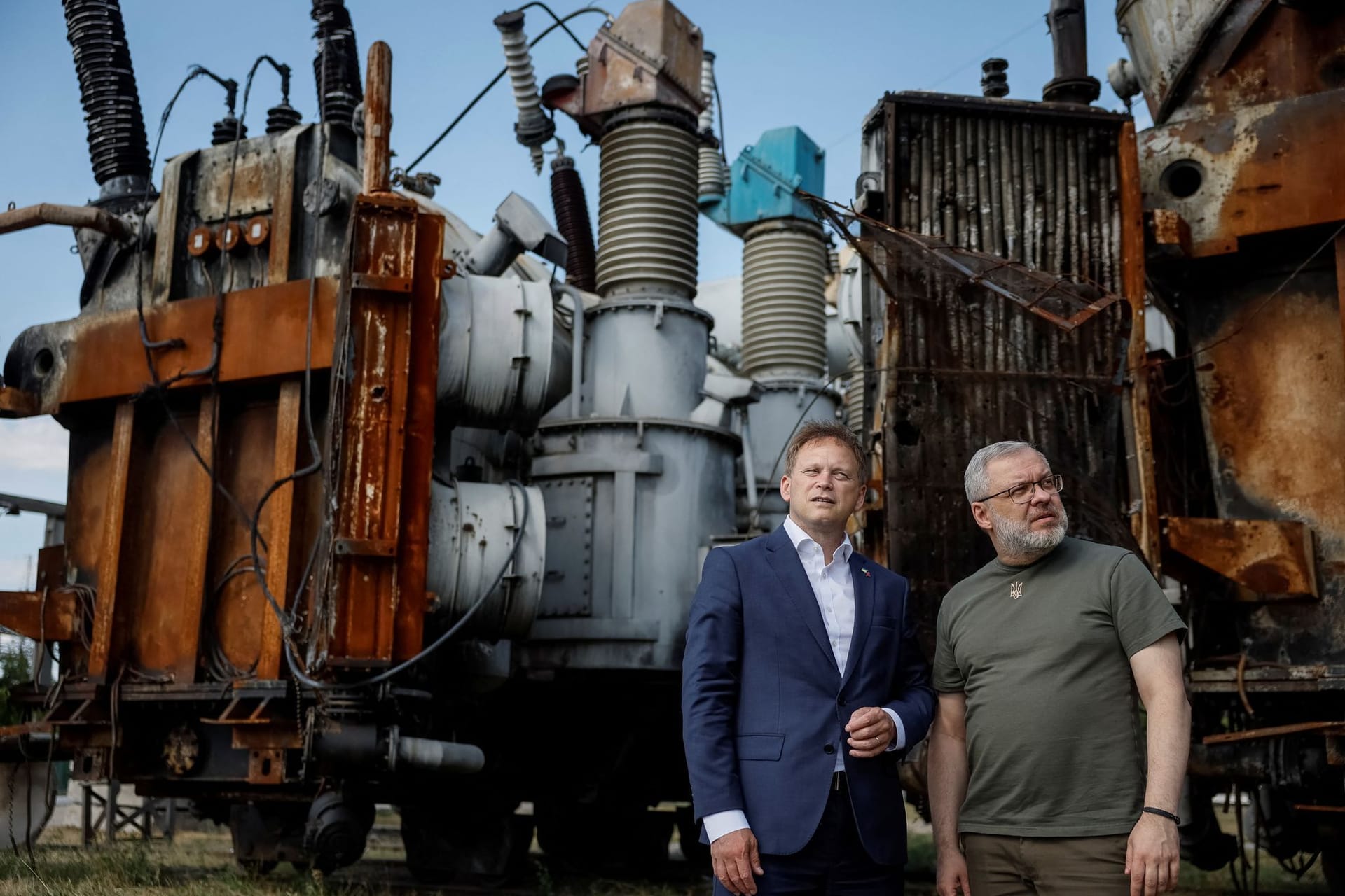 Der britische Minister für Energiesicherheit, Grant Shapps (l.), mit seinem ukrainischen Pendant, German Galuschchenko, beim Besuch einer von Russen zerstörten Industrieanlage.