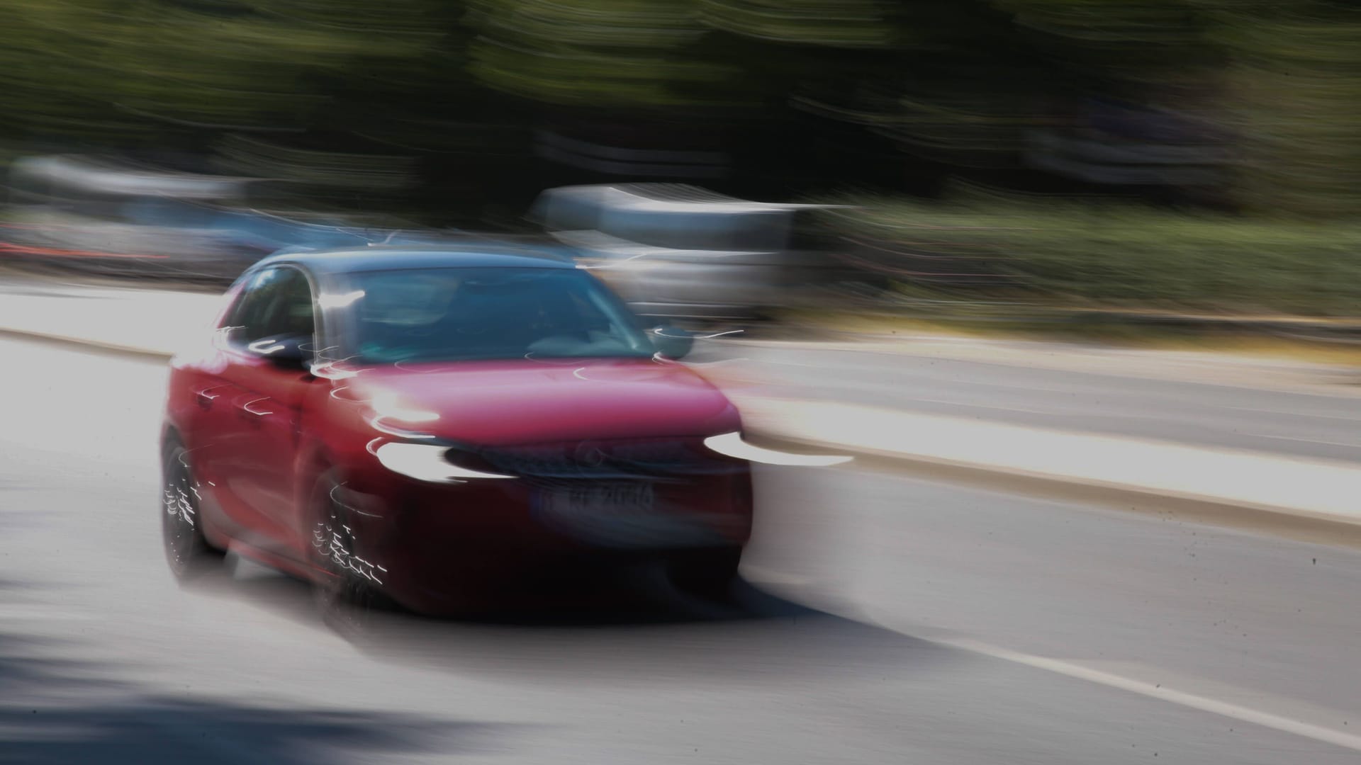 Ein Auto fährt schnell eine Straße entlang (Symbolbild): Die Polizei erwischte mehrere Raser an der Stelle. Ein Auto fährt schnell eine Straße entlang (Symbolbild): Die Polizei erwischte mehrere Raser an der Stelle.