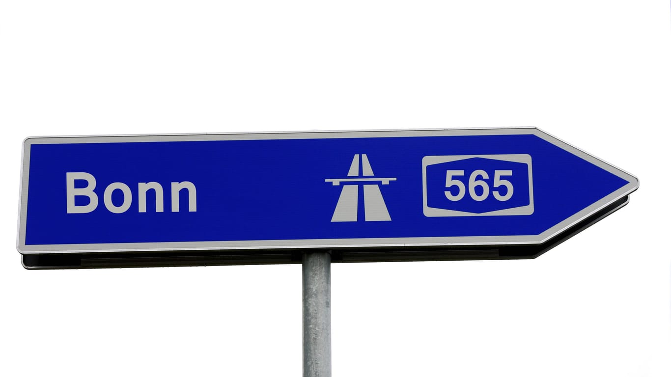 Wegweiser zur Autobahn A565 Richtung Bonn (Symbolbild): Pendler müssen sich bald auf Verkehrsverzögerungen einstellen.