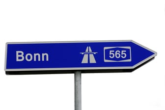 Wegweiser zur Autobahn A565 Richtung Bonn (Symbolbild): Pendler müssen sich bald auf Verkehrsverzögerungen einstellen.