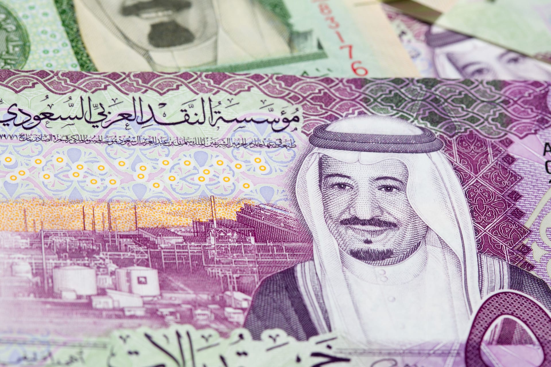 Ein saudischer Geldschein zeigt König Salman vor einer Ölraffinerie: Während der Vater offiziell noch über das Land herrscht, hat sein Sohn Mohammed längst die Regierungsgeschäfte übernommen.