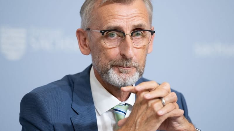 Armin Schuster nimmt in der Sächsischen Staatskanzlei an einer Pressekonferenz teil (Archivbild).