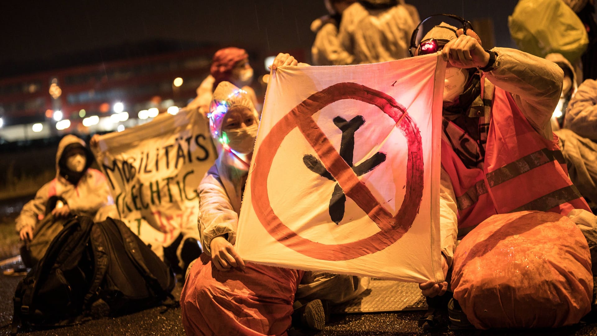 imago images 124975858 Blockade von Zufahrt am Flughafen Leipzig/Halle im Juli 2021 (Archivbild):