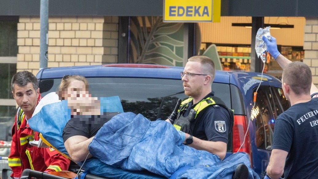 Wachmann wird ins Krankenhaus gebracht: Die Räuber sollen mit ihrer Beute entkommen sein. Wachmann wird ins Krankenhaus gebracht: Die Räuber sollen mit ihrer Beute entkommen sein.