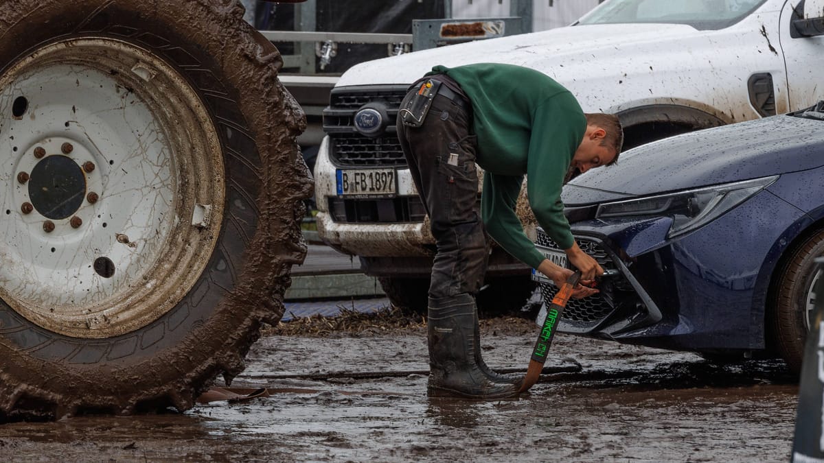 Auto-und-Wohnmobil-stecken-im-Schlamm-fest-So-befreien-Sie-Ihre-Fahrzeuge