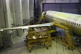 Fluggestell einer SSJ100 (Archivbild): Das Importverbot für Flugzeugteile hat die russischen Luftfahrtunternehmen vor große Probleme gestellt.