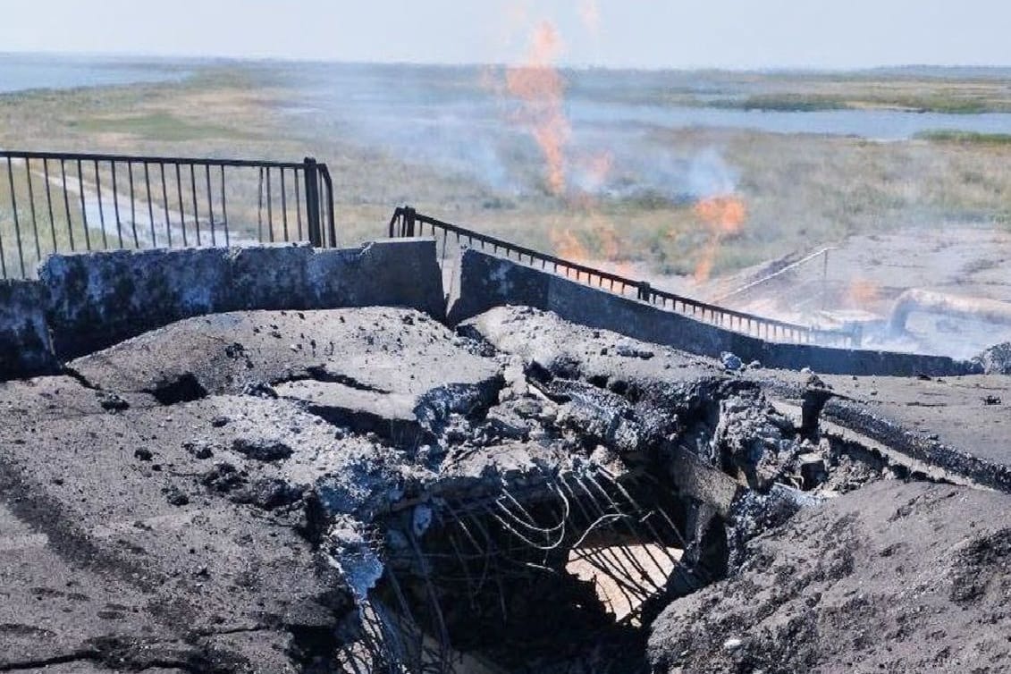 Die Henitschesk-Brücke auf der Krim: Ein großes Loch klafft in der Fahrbahn.