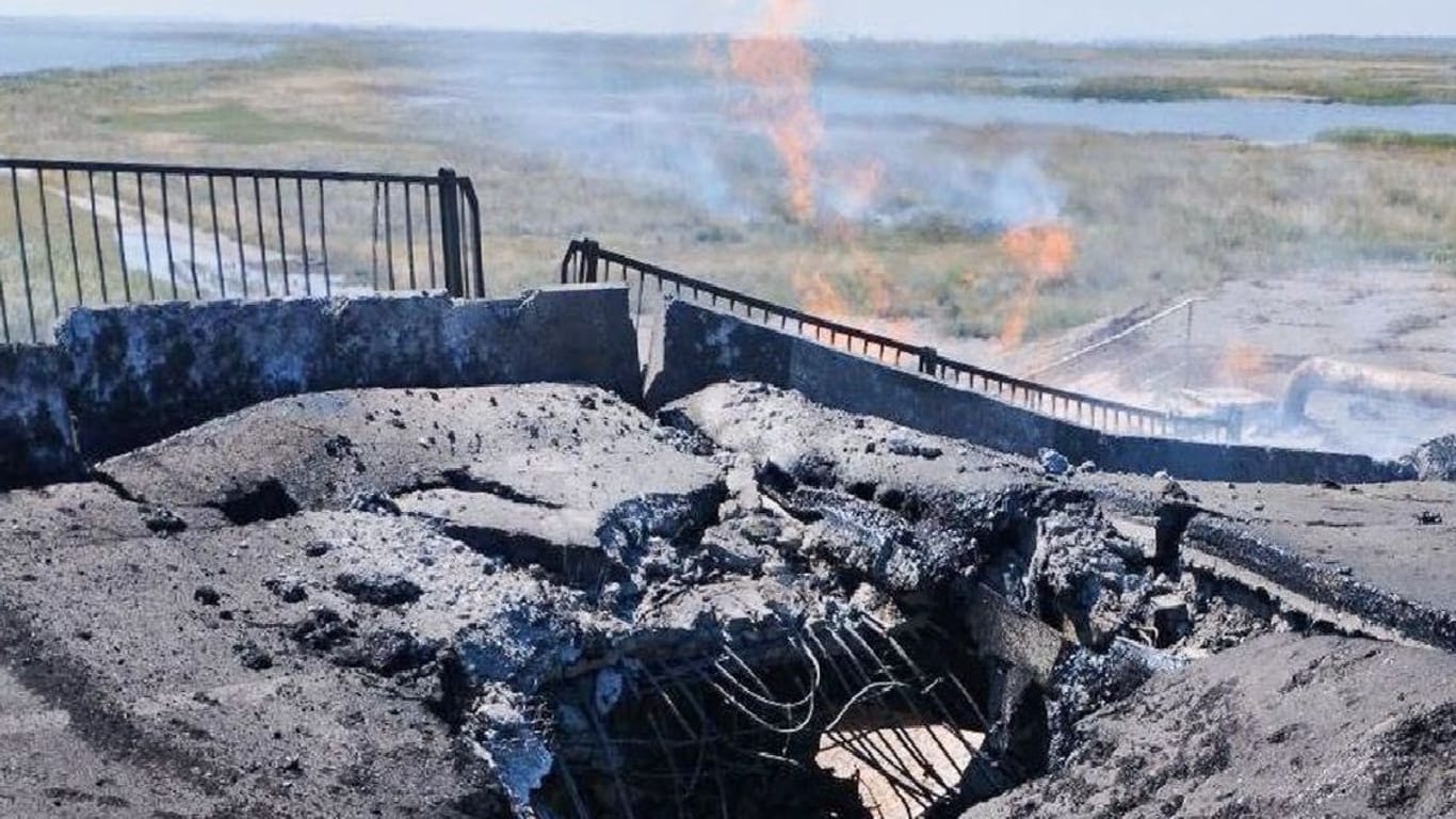 Die Henitschesk-Brücke auf der Krim: Ein großes Loch klafft in der Fahrbahn.