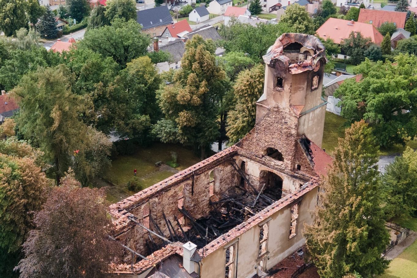 Die Ruine der evangelischen Stadtkirche in Großröhrsdorf nach einem Großbrand (Luftaufnahme mit einer Drohne). Das Feuer in der barocken Kirche im Landkreis Bautzen war in der Nacht zum 04. August 2023 ausgebrochen und hatte den Dachstuhl, das Kirchenschiff und Teile des Glockenturms zerstört.