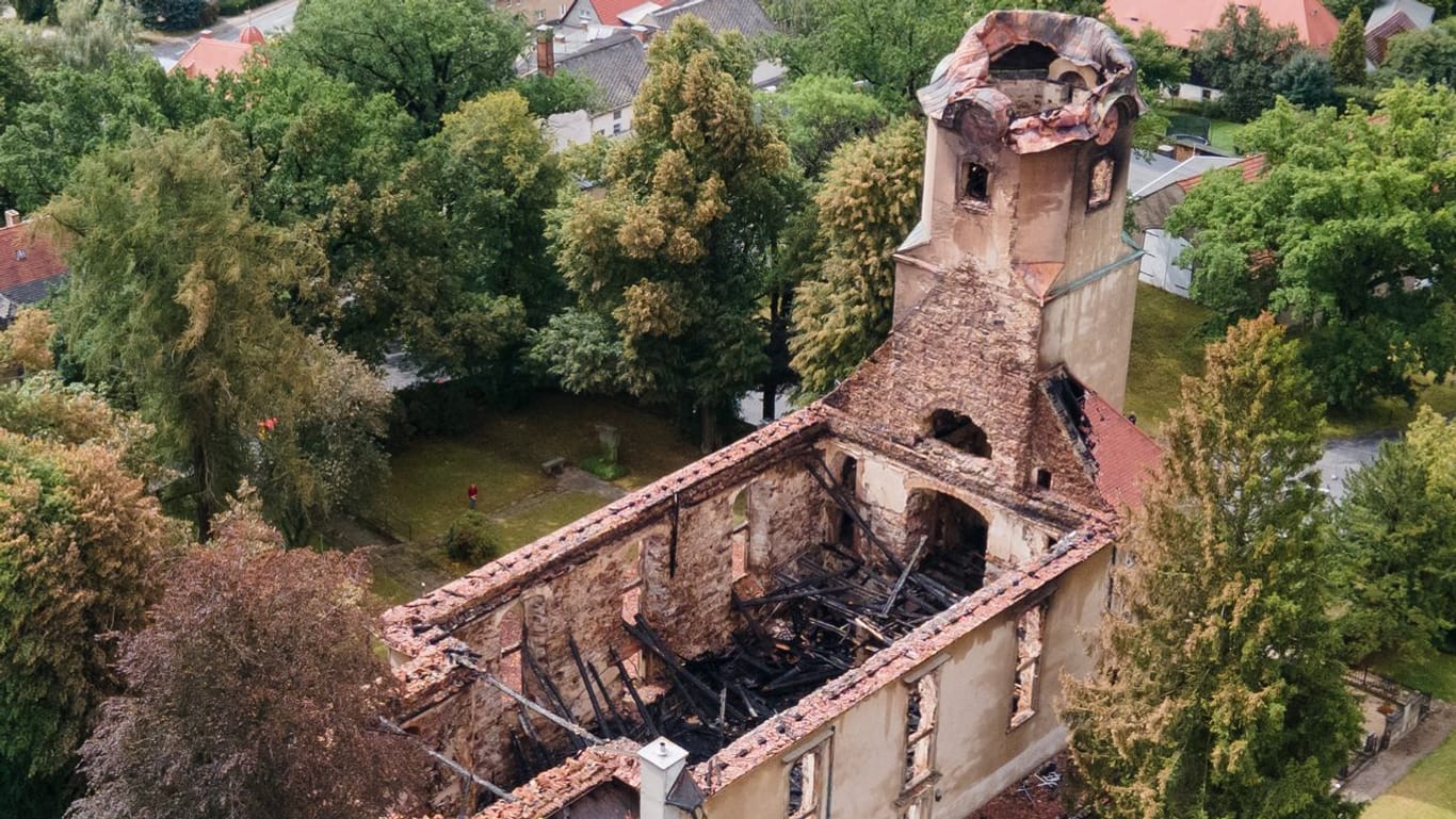 Die Ruine der evangelischen Stadtkirche in Großröhrsdorf nach einem Großbrand (Luftaufnahme mit einer Drohne). Das Feuer in der barocken Kirche im Landkreis Bautzen war in der Nacht zum 04. August 2023 ausgebrochen und hatte den Dachstuhl, das Kirchenschiff und Teile des Glockenturms zerstört.