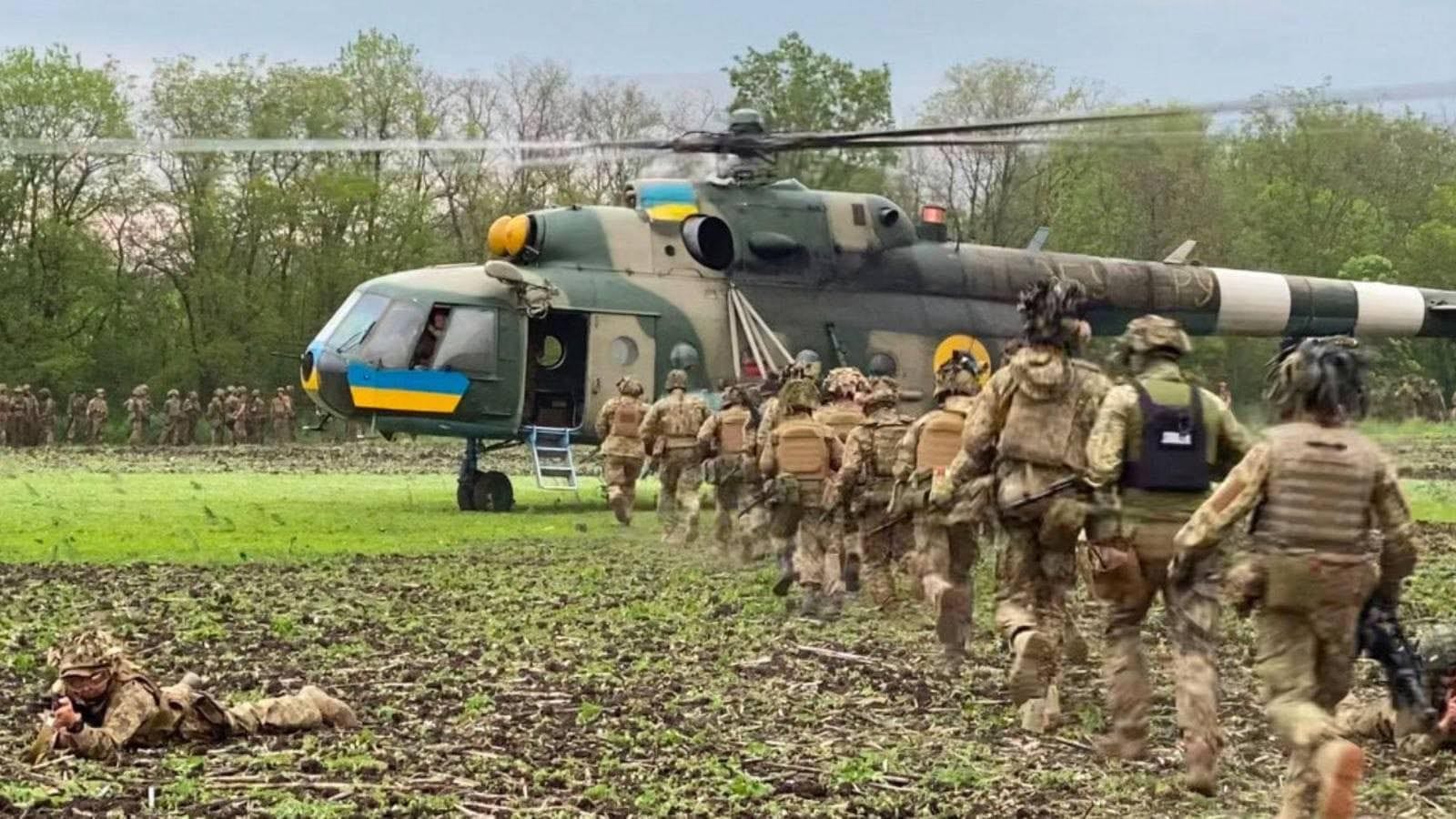 Soldaten der 82sten Brigade auf dem Weg zu einem Hubschrauber. Die Einheit soll im Süden der Ukraine kämpfen.