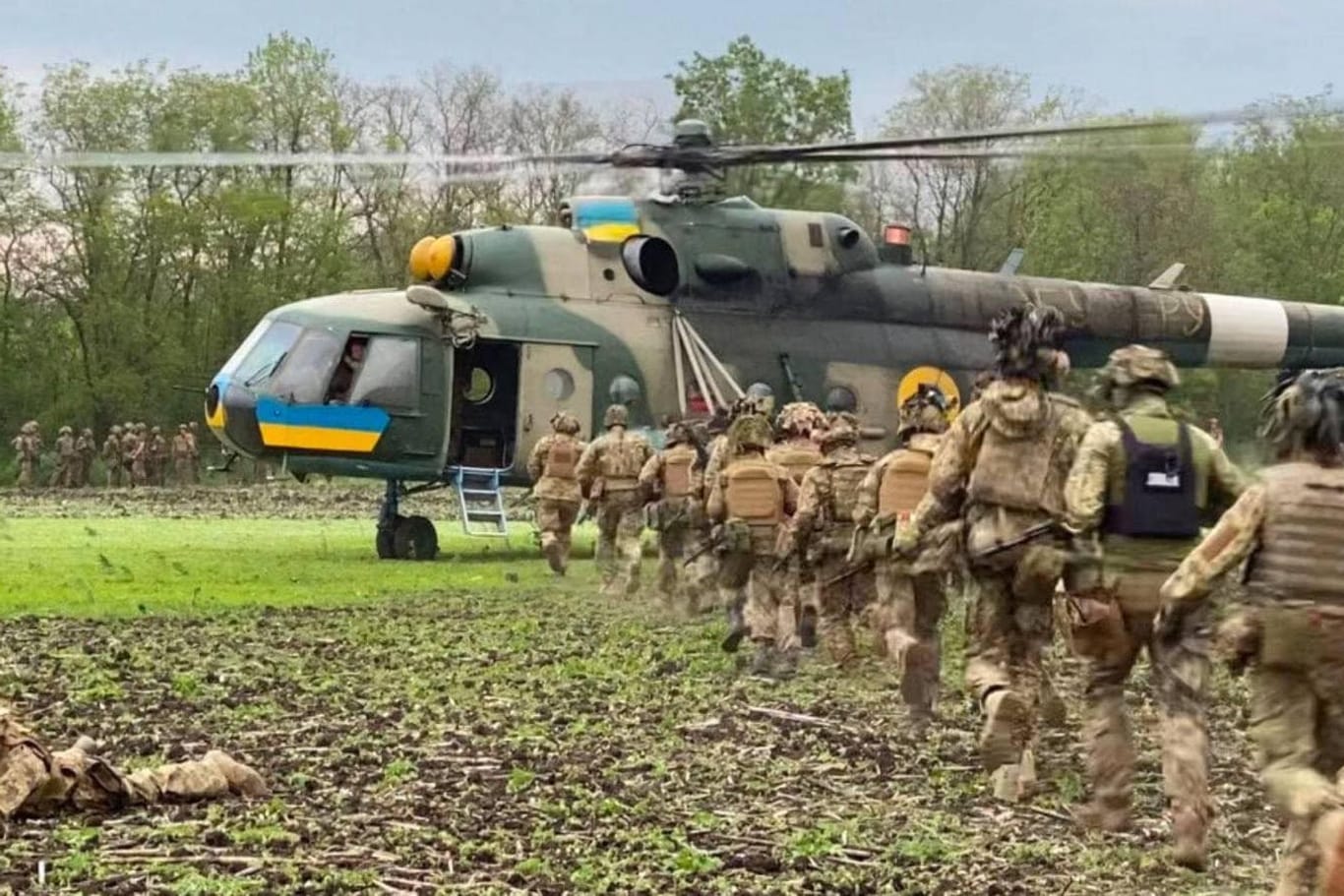 Soldaten der 82sten Brigade auf dem Weg zu einem Hubschrauber. Die Einheit soll im Süden der Ukraine kämpfen.