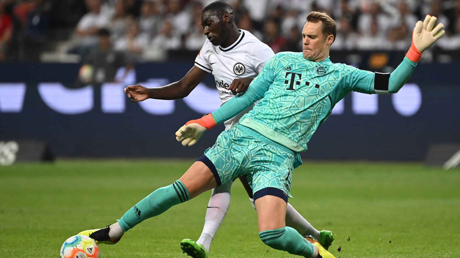 Randal Kolo Muani (l.) im Zweikampf mit Bayerns Torhüter Manuel Neuer (Archivbild).