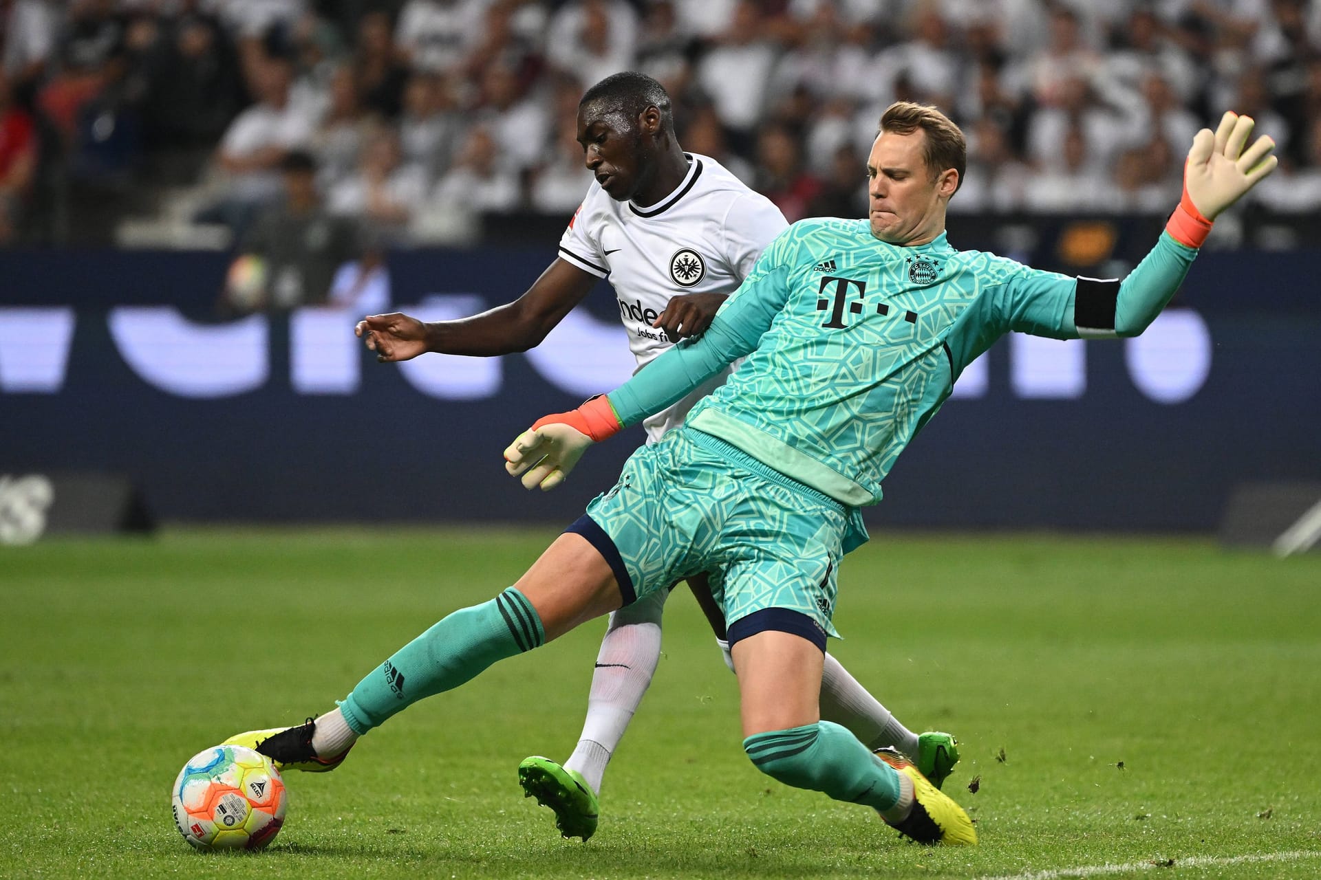 Randal Kolo Muani (l.) im Zweikampf mit Bayerns Torhüter Manuel Neuer (Archivbild).