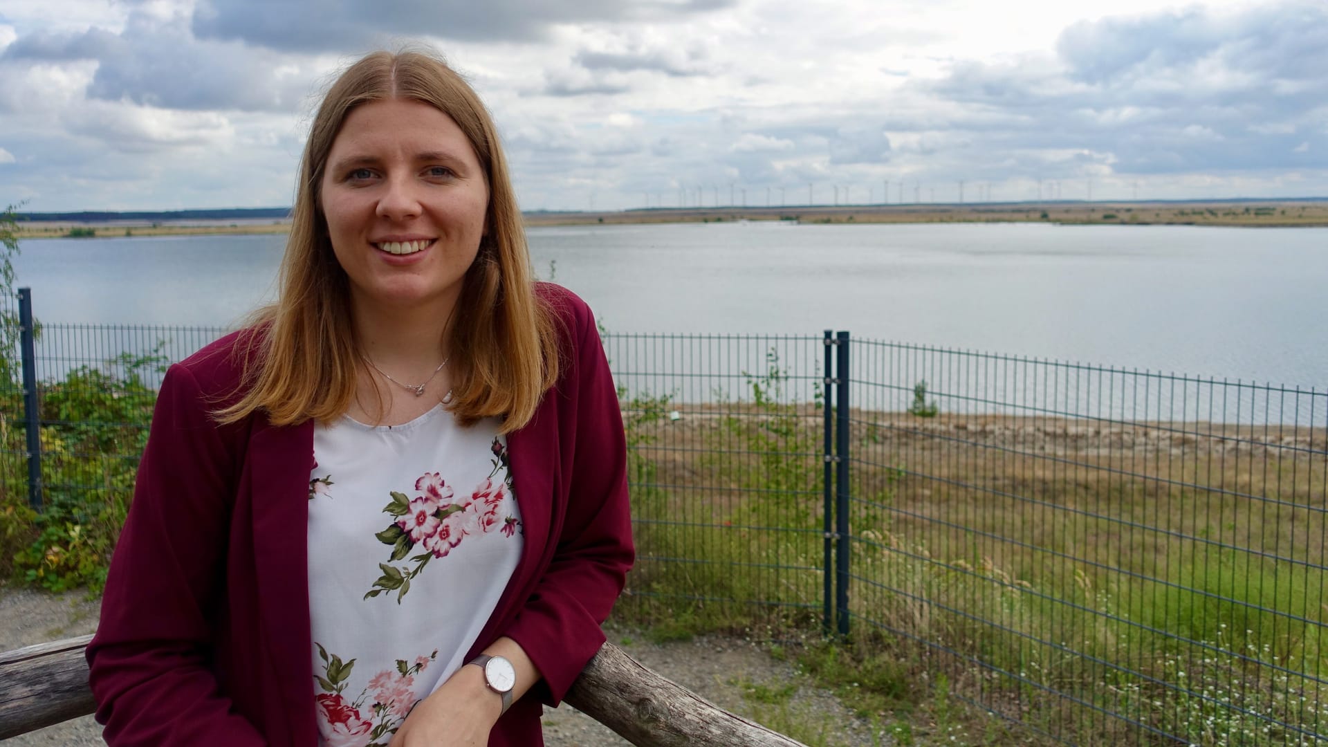 Linda Rudolph vor der "Cottbusser Ostsee", einem ehemaligen Tagebau der Leag, der nun geflutet und zum riesigen Badesee wird.