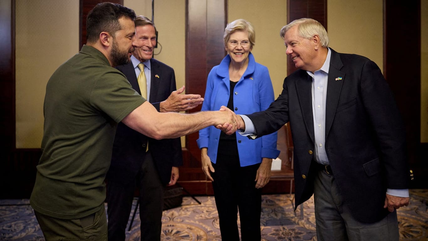 Selenskyj (l.) traf am Mittwoch hochrangige US-Senatoren in Kiew, darunter Elizabeth Warren (M.), Lindsey Graham (r.) und Richard Blumenthal.