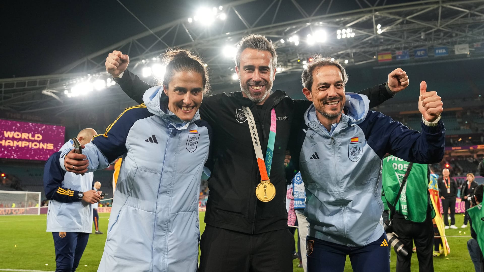 Montserrat Tomé (l.) und Jorge Vilda (Mitte): Sie feierten den WM-Sieg.