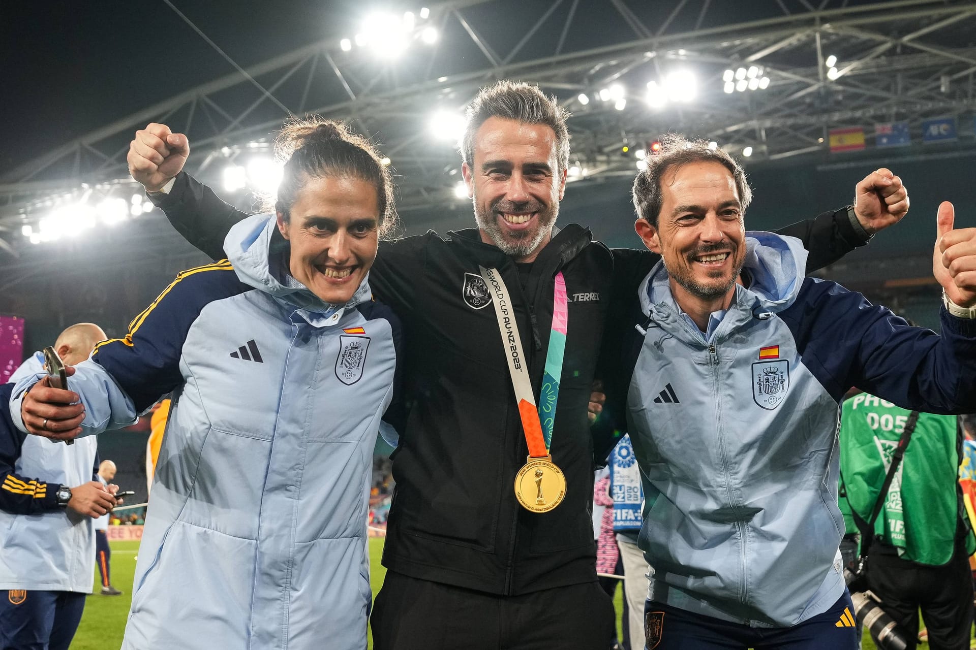 Montserrat Tomé (l.) und Jorge Vilda (Mitte): Sie feierten den WM-Sieg.