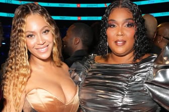 Beyoncé und Lizzo: Hier posieren die beiden bei den Grammys 2023.