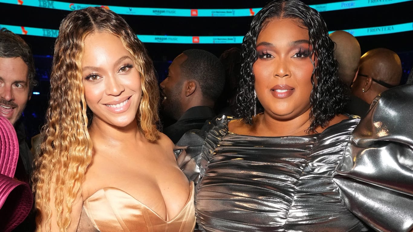 Beyoncé und Lizzo: Hier posieren die beiden bei den Grammys 2023.