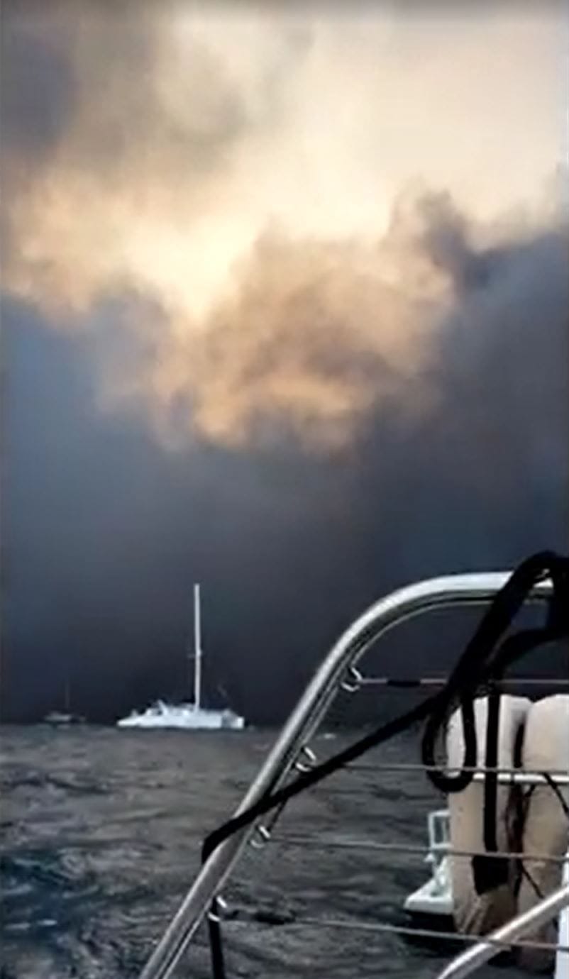Boote vor Maui: Menschen sprangen ins Meer, um sich vor den Flammen zu retten.
