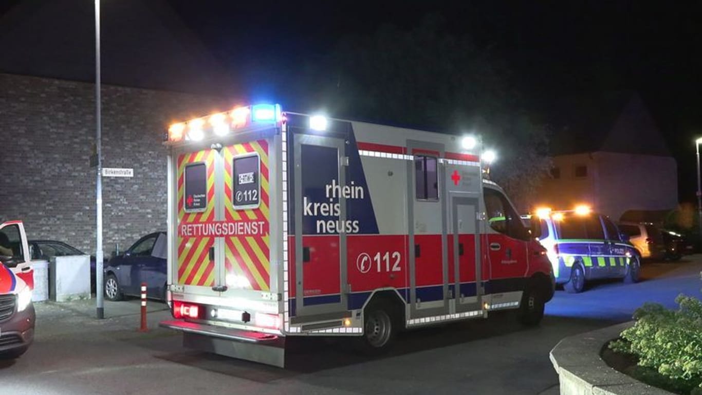Einsatzwagen stehen am Ort der Schussabgabe in Rommerskirchen: Hier wurde ein 41-Jähriger schwer verletzt.