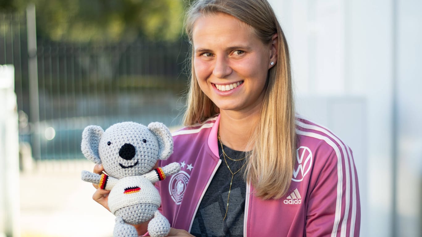 Klara Bühl: Die Offensivspielerin häkelte den Koala Waru, der der Nationalmannschaft bei der WM als Maskottchen und Glücksbringer dient.