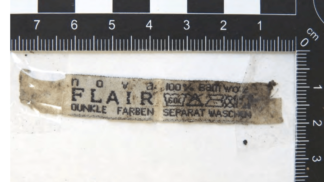 Etikett mit der Aufschrift Novaflair: Auch dieser Stofffetzen wurde bei den sterblichen Überresten des Kleinkinds entdeckt.
