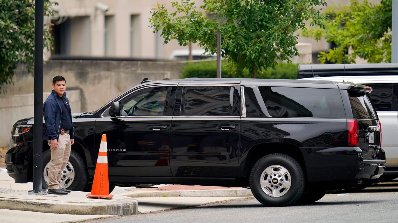 Ein Fahrzeug der Trump-Autokolonne erreicht das Gericht in Washington.