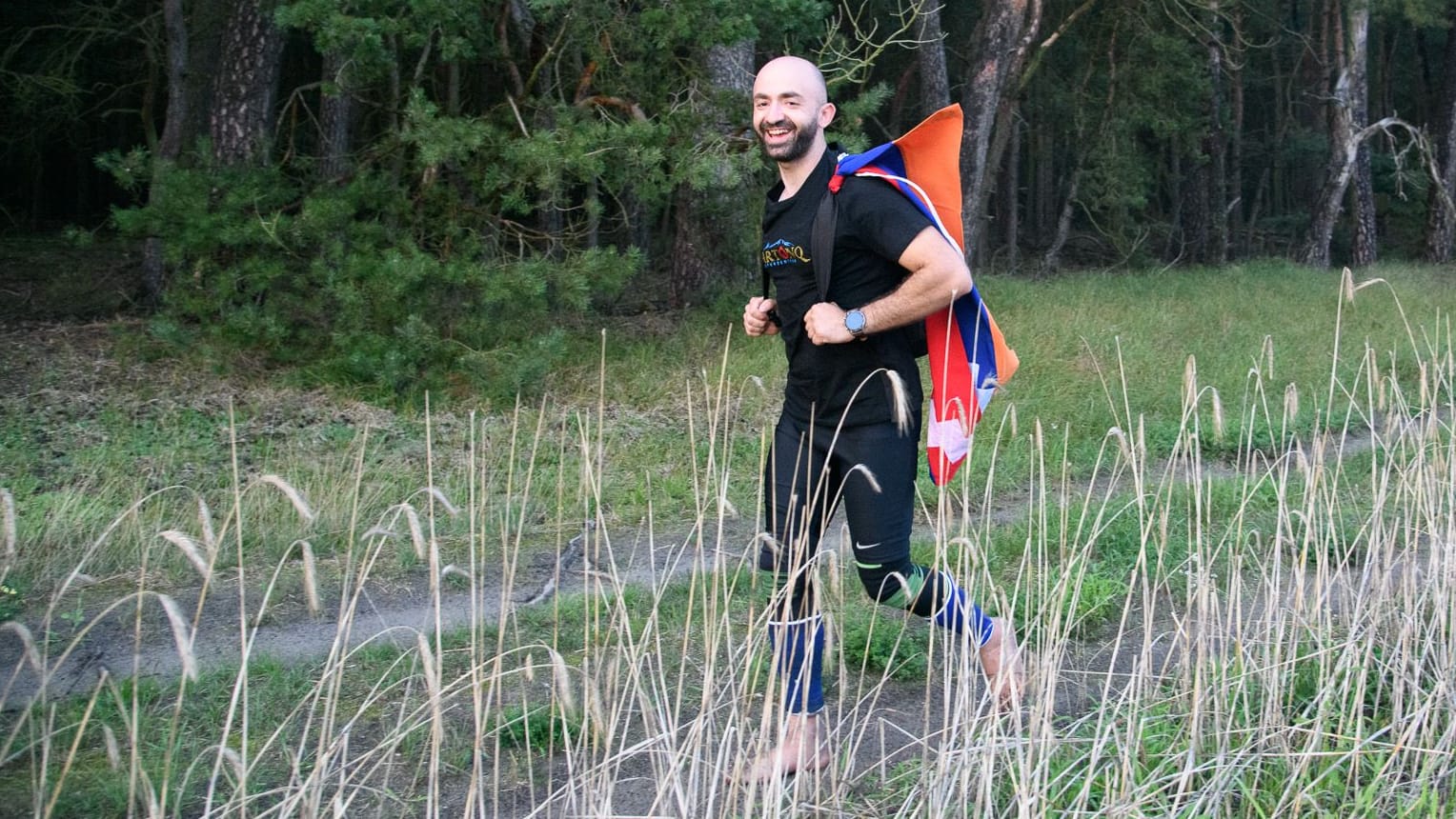 Gevork Babayan in einem Waldstück auf seinem Weg nach Hamburg: "Jeder Schmerz war es wert", sagt er nach seiner tagelangen Tortur.