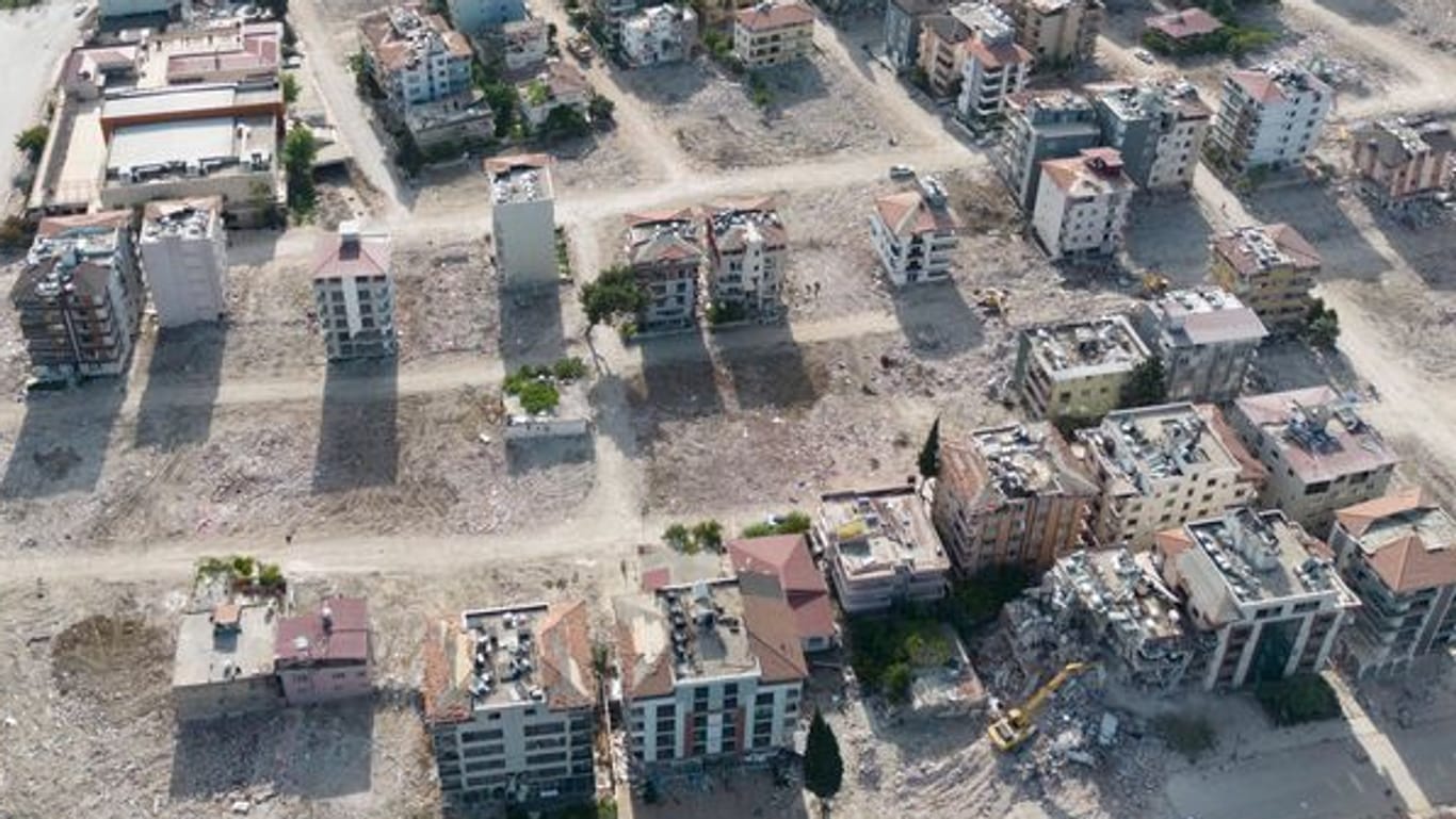 Von Trümmern geräumte Flächen in der Innenstadt von Antakya.