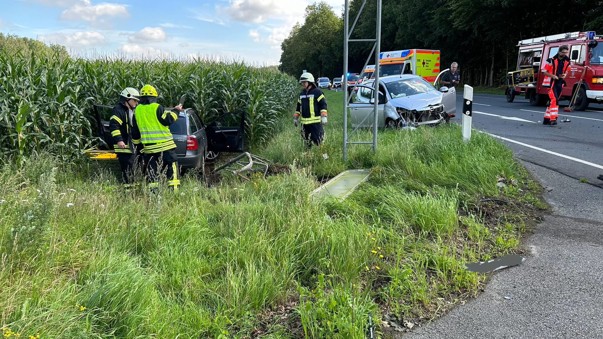 Die Autos wurden stark demoliert. Die genaue Schadenshöhe würde nun von der Polizei ermittelt, hieß es.