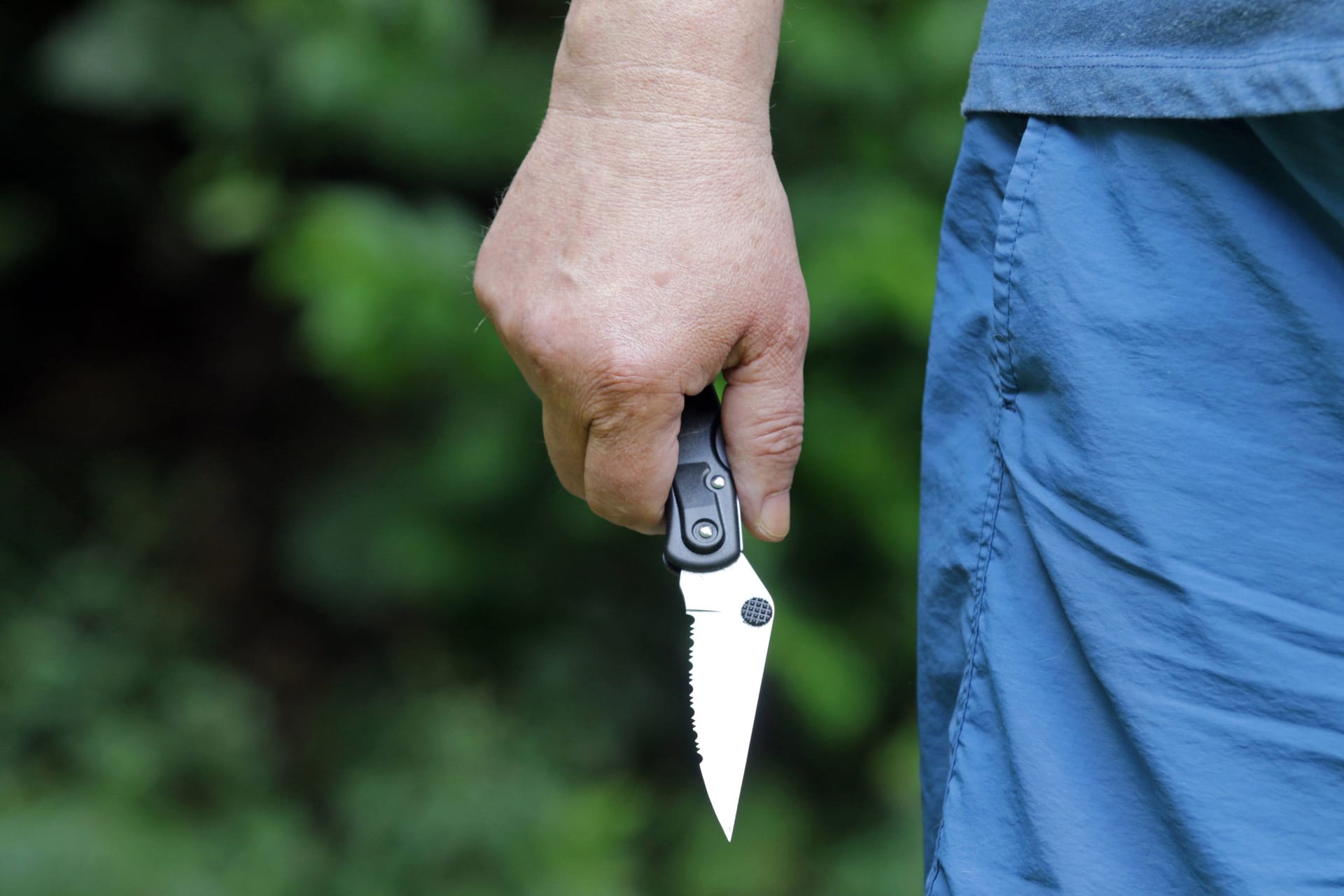 Person mit Messer in der Hand (Symbolbild): Schulden und Lügen hätten den Täter zum Angriff motiviert.