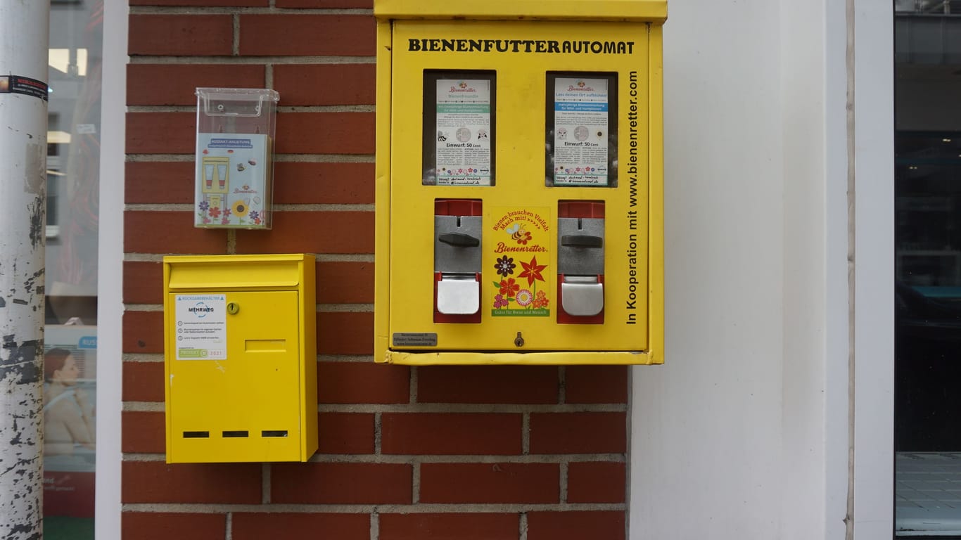 Bienenfutter-Automat in Dortmund: Der Automat bietet unter anderem Blumenmischungen.