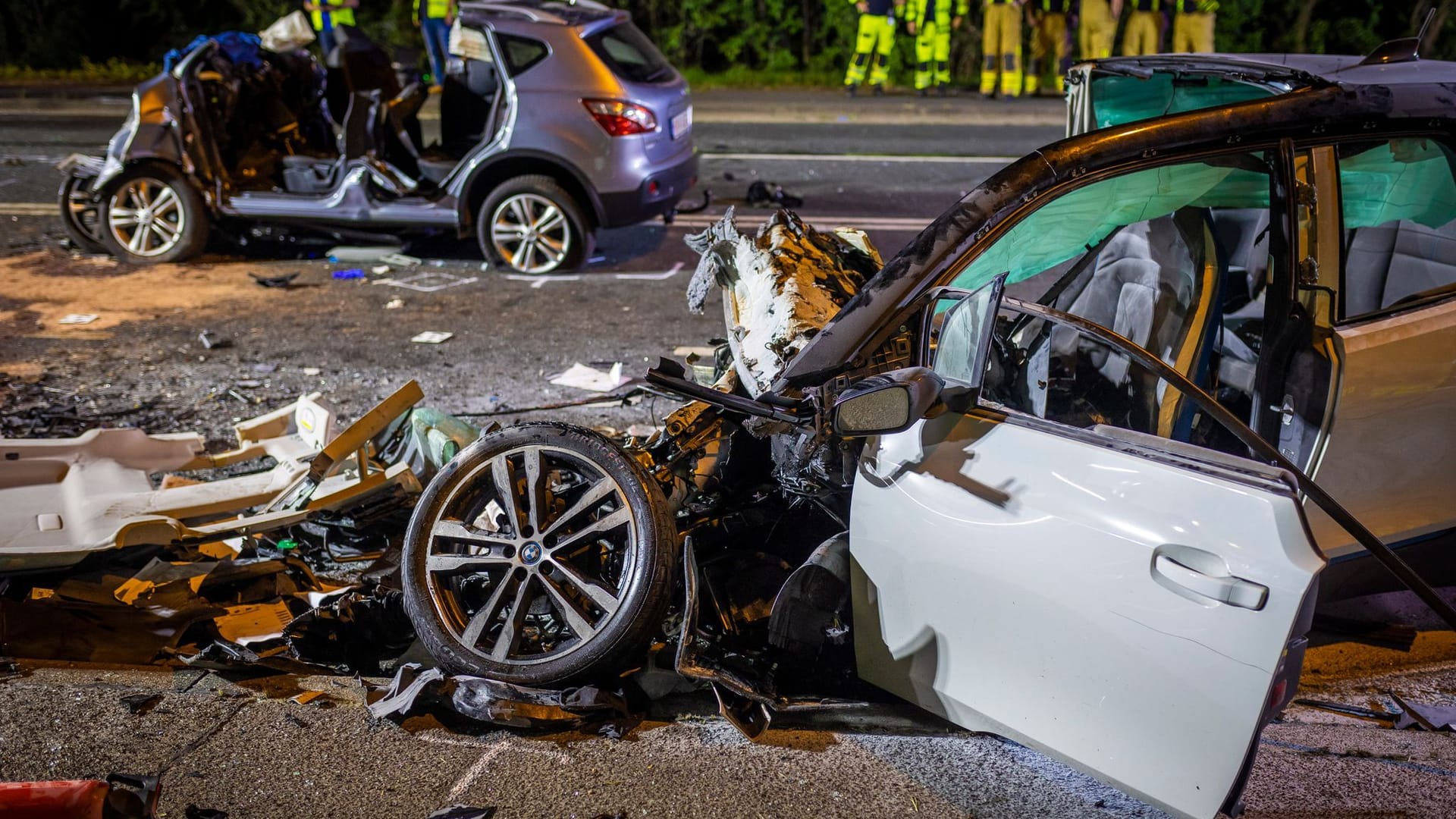 Offenbar war einer der jungen Fahrer in den Gegenverkehr geraten. Dann kam es zu dem tödlichen Crash.