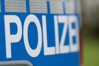 Ein Einsatzfahrzeug der Polizei: Auf einem Schulgelände in Mönchengladbach ist eine Leiche gefunden worden.